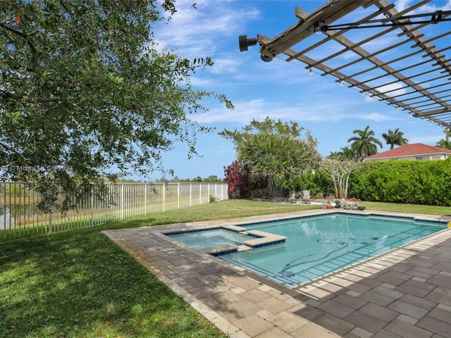 1653 Winterberry Ln # 1653, Weston FL 33327