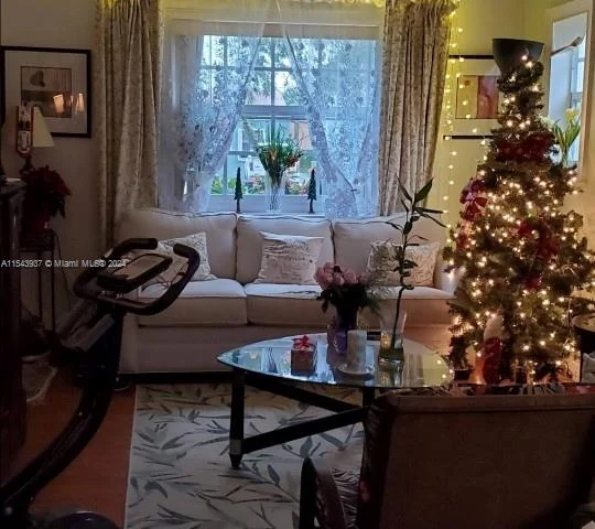 521 NW 48th St, Miami FL 33127