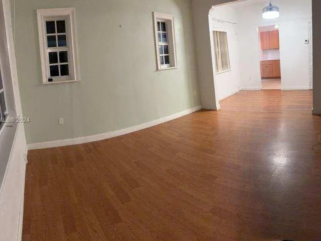521 NW 48th St, Miami FL 33127