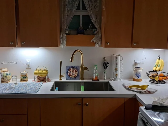 521 NW 48th St, Miami FL 33127