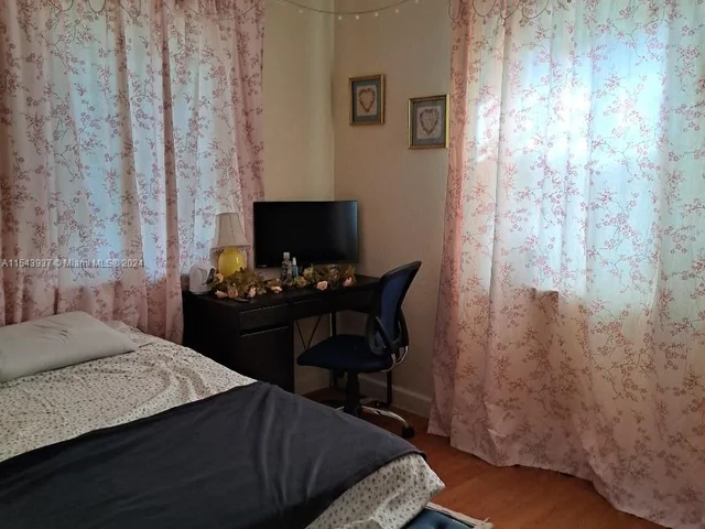 521 NW 48th St, Miami FL 33127