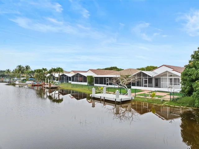 2048 NW 208th Way, Pembroke Pines FL 33029