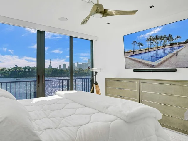 1000 Venetian Way # 101, Miami FL 33139