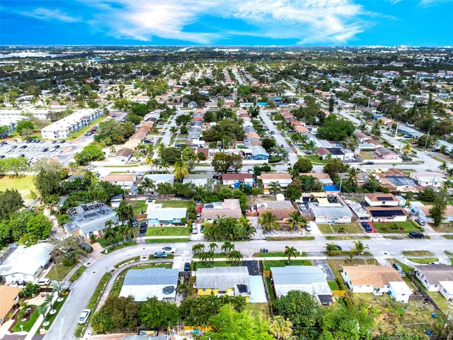 806 NE 52nd St, Deerfield Beach FL 33064