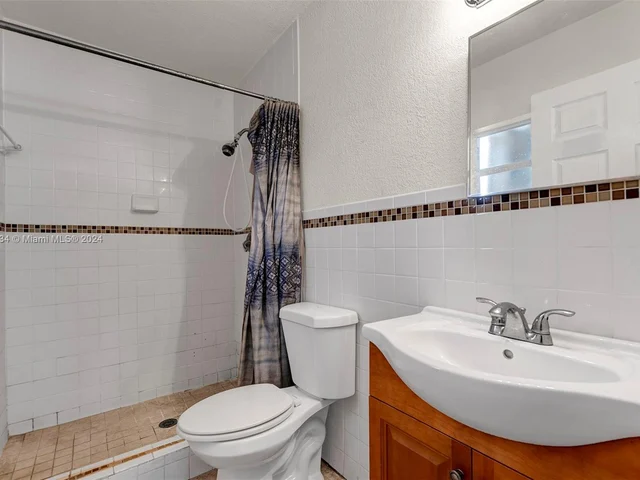 806 NE 52nd St, Deerfield Beach FL 33064