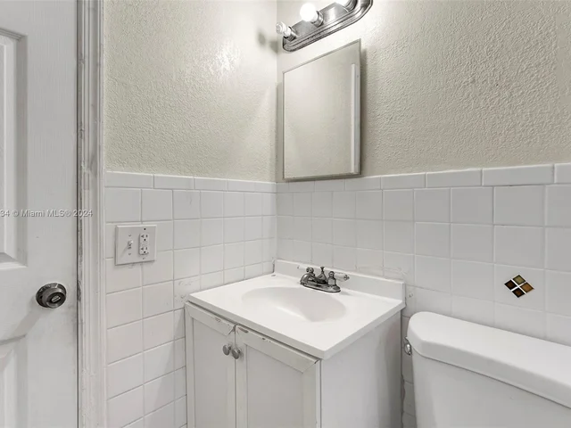 806 NE 52nd St, Deerfield Beach FL 33064