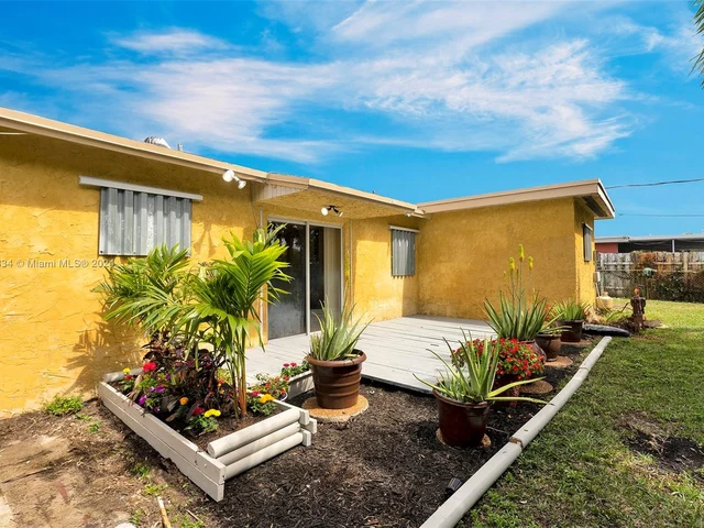 806 NE 52nd St, Deerfield Beach FL 33064