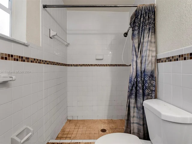 806 NE 52nd St, Deerfield Beach FL 33064