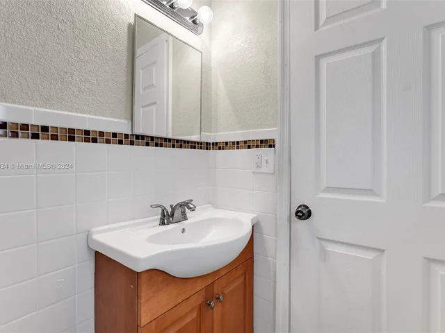 806 NE 52nd St, Deerfield Beach FL 33064