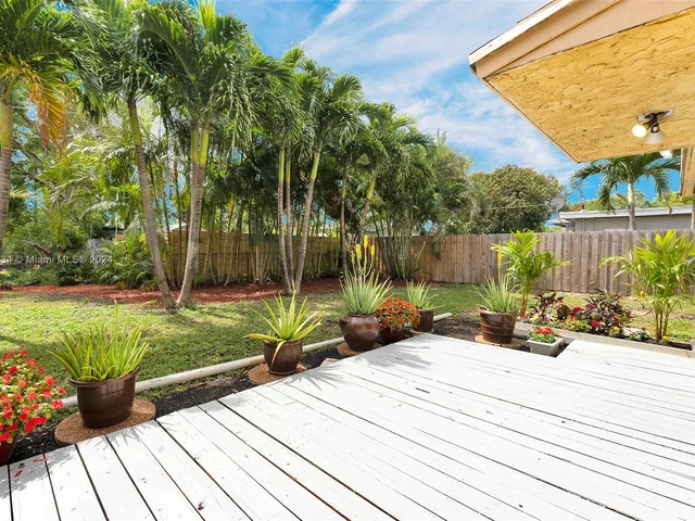 806 NE 52nd St, Deerfield Beach FL 33064