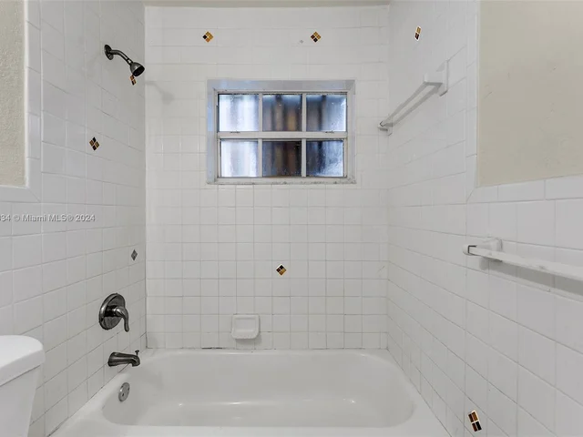 806 NE 52nd St, Deerfield Beach FL 33064