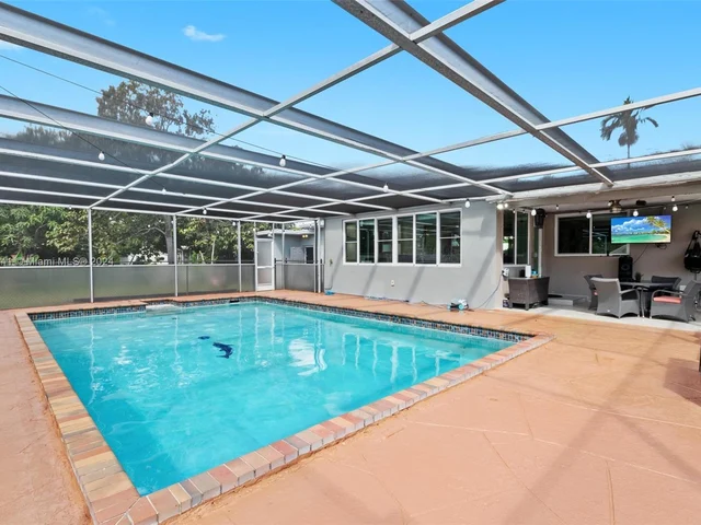 2524 Dewey St, Hollywood FL 33020