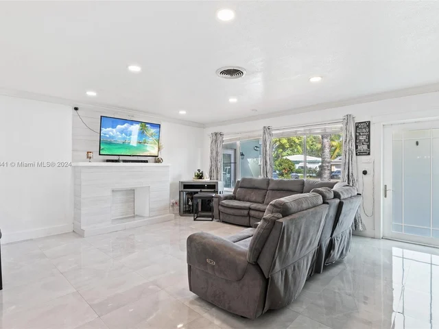 2524 Dewey St, Hollywood FL 33020