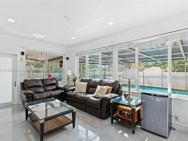 2524 Dewey St, Hollywood FL 33020