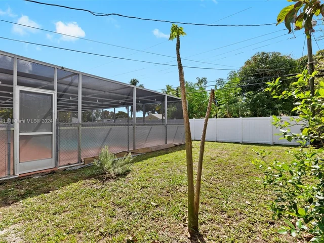 2524 Dewey St, Hollywood FL 33020