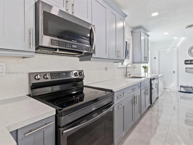 2524 Dewey St, Hollywood FL 33020