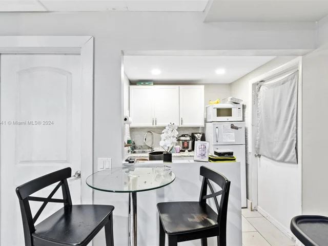 2524 Dewey St, Hollywood FL 33020