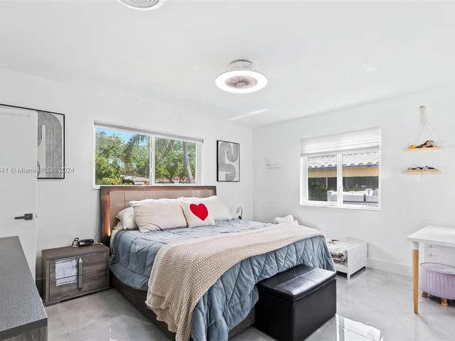 2524 Dewey St, Hollywood FL 33020