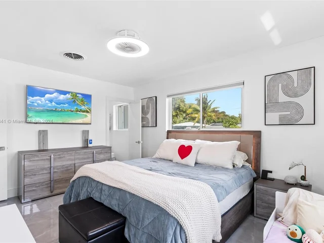 2524 Dewey St, Hollywood FL 33020