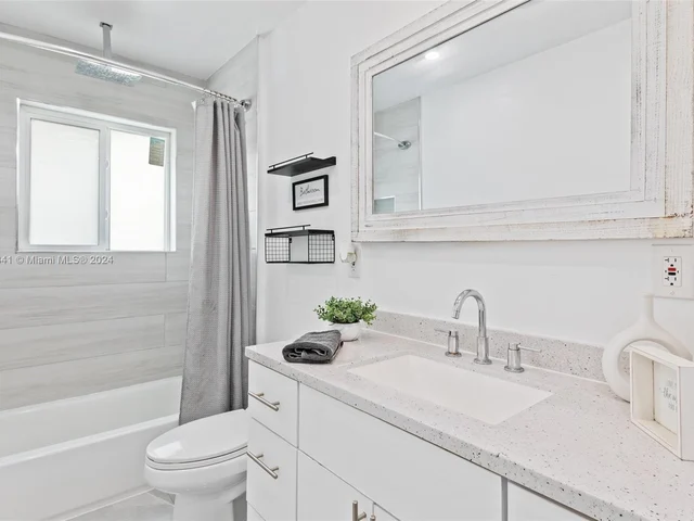 2524 Dewey St, Hollywood FL 33020