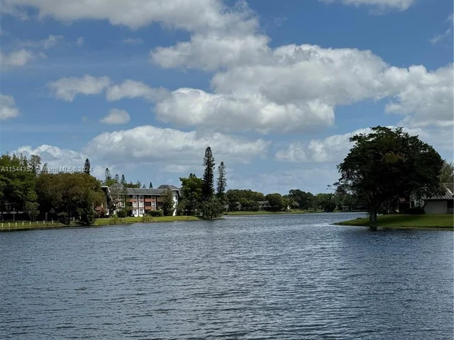 3680 Inverrary Dr # 2D, Lauderhill FL 33319