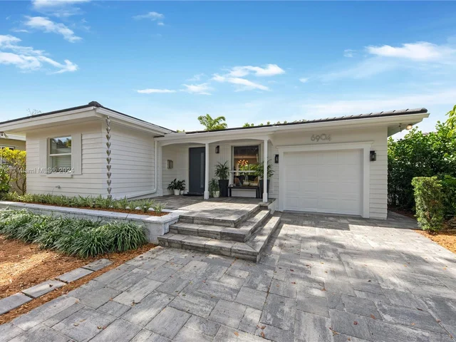 6904 Veronese St, Coral Gables FL 33146