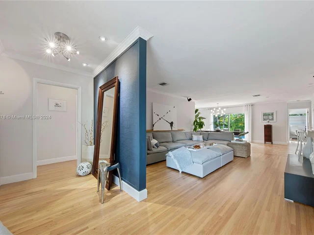 6904 Veronese St, Coral Gables FL 33146