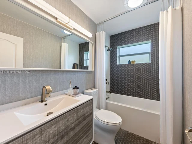 6904 Veronese St, Coral Gables FL 33146