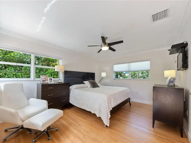 6904 Veronese St, Coral Gables FL 33146