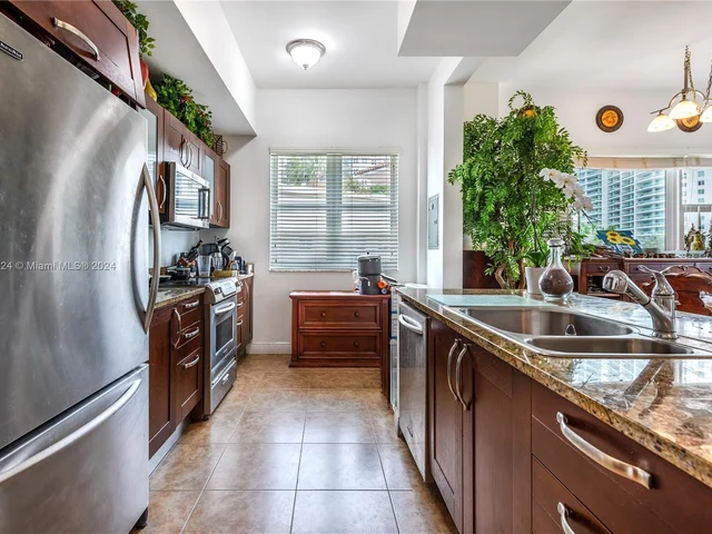 19900 E Country Club Dr # 420, Aventura FL 33180