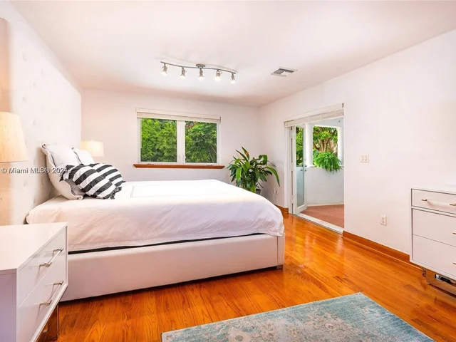 527 SW 20th Rd, Miami FL 33129