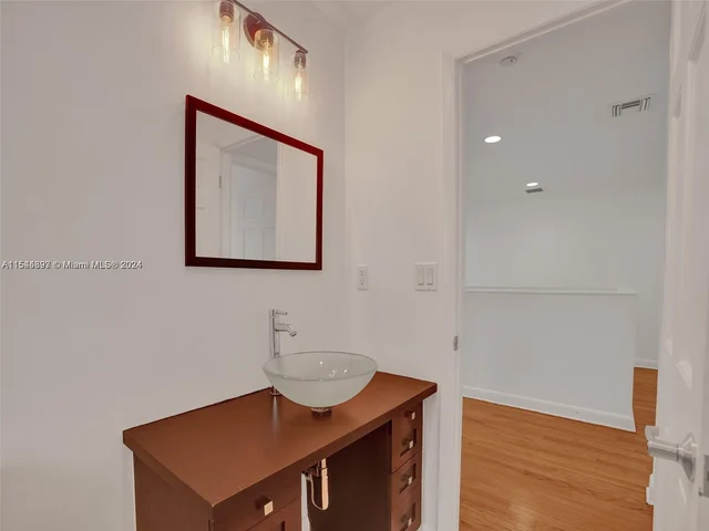 527 SW 20th Rd, Miami FL 33129