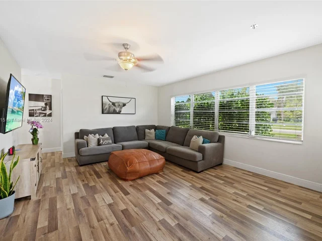 205 S 57th Ter, Hollywood FL 33023