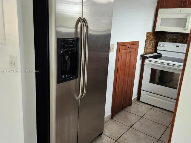 8177 NW 8th St # D7, Miami FL 33126