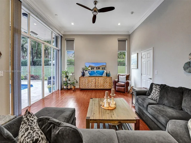 4040 Sanderling Ln, Weston FL 33331