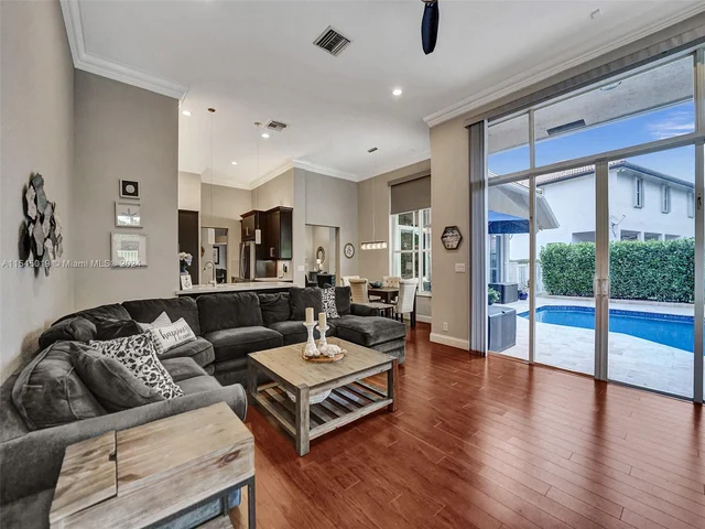 4040 Sanderling Ln, Weston FL 33331