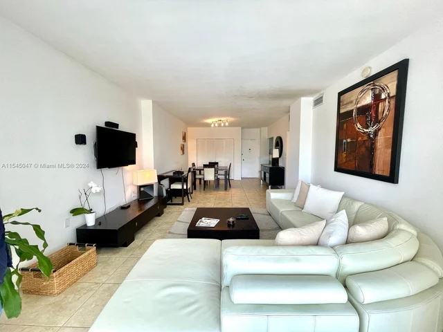 500 Bayview Dr # 527, Sunny Isles Beach FL 33160