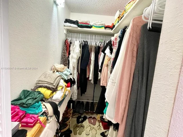 500 Bayview Dr # 527, Sunny Isles Beach FL 33160