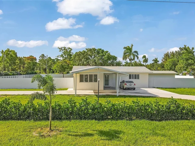 18395 SW 216th St, Miami FL 33170