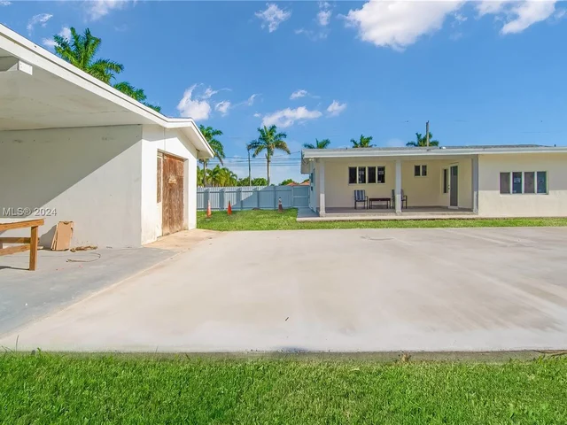 18395 SW 216th St, Miami FL 33170