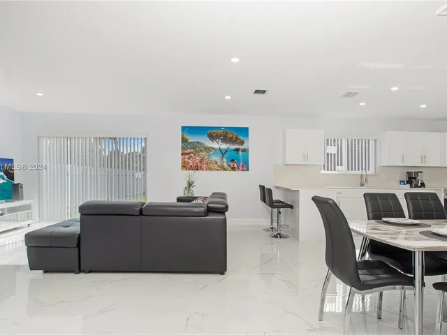 18395 SW 216th St, Miami FL 33170