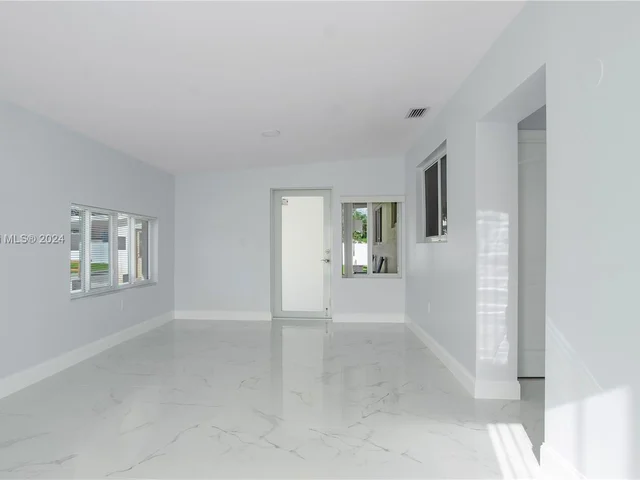 18395 SW 216th St, Miami FL 33170