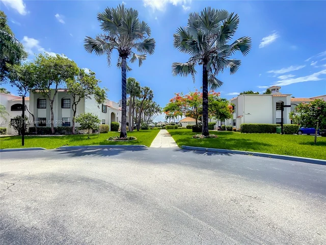 3552 Magellan Cir # 121, Aventura FL 33180
