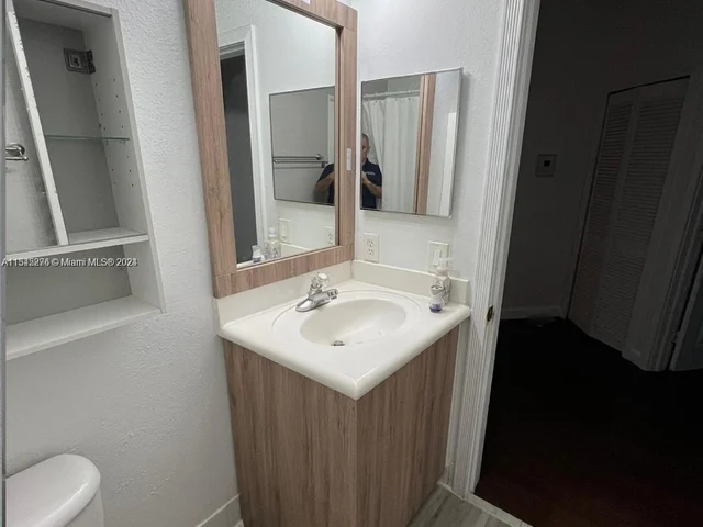 5570 NW 107th Ave # 907, Doral FL 33178