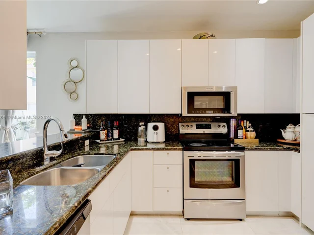 1370 NW 154th Ave # 1370, Pembroke Pines FL 33028