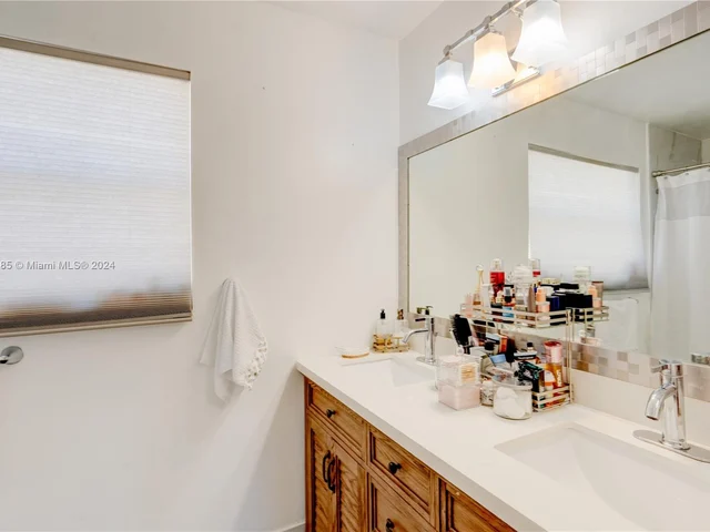 1370 NW 154th Ave # 1370, Pembroke Pines FL 33028