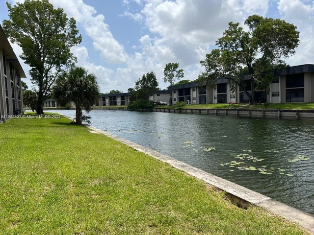 8000 Fairview Dr # 106, Tamarac FL 33321