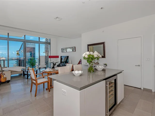 88 SW 7th St # 4107, Miami FL 33130