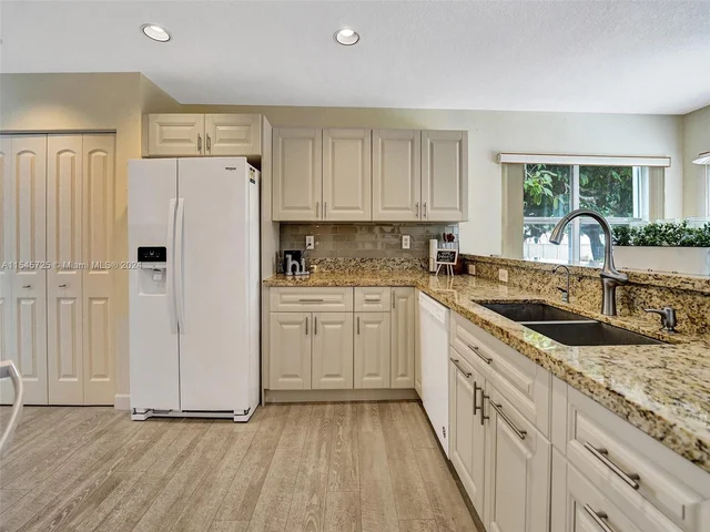 16752 NW 12th Ct, Pembroke Pines FL 33028