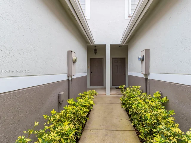 3617 San Simeon Cir, Weston FL 33331